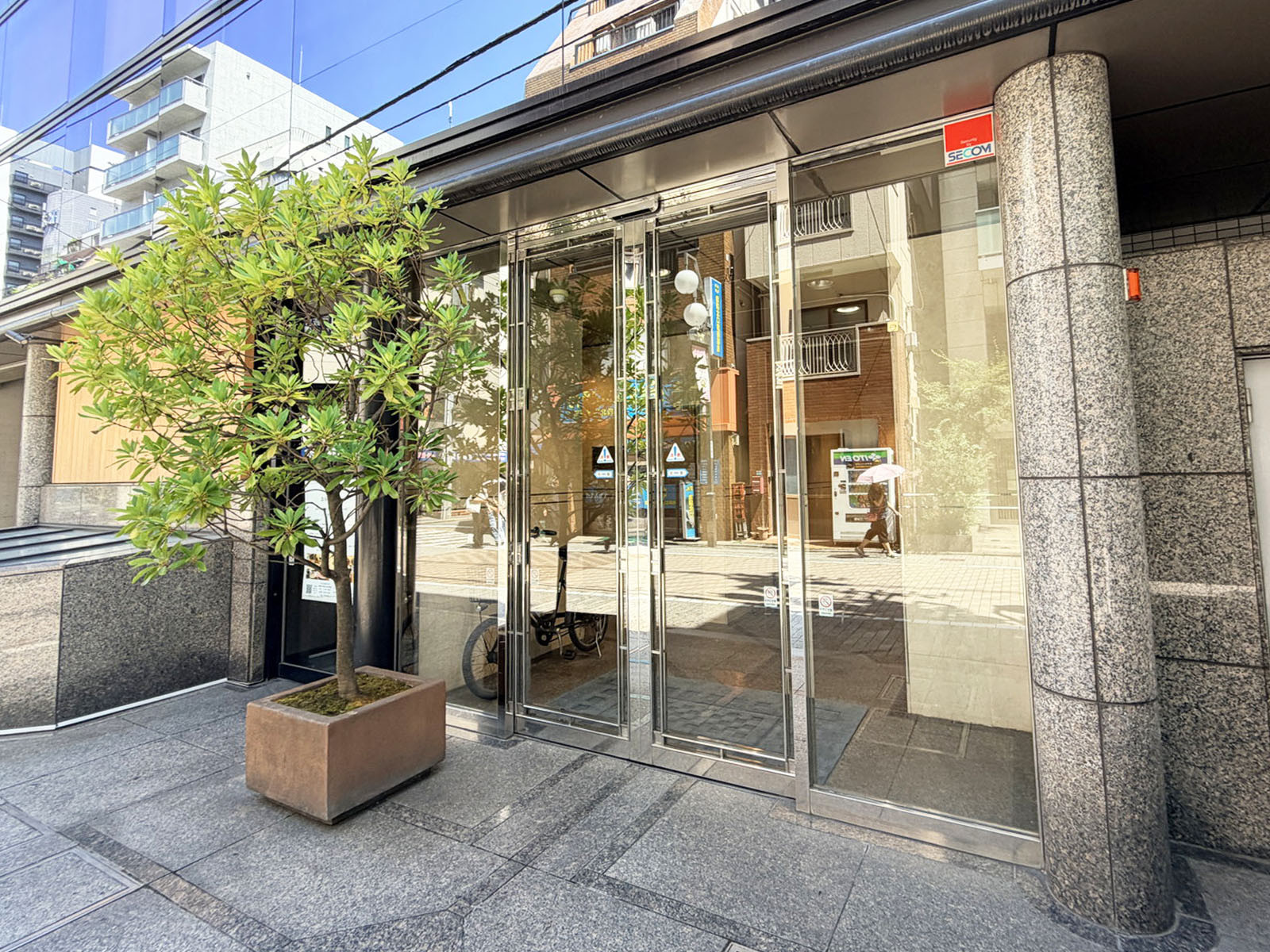 オフィスビル出入口