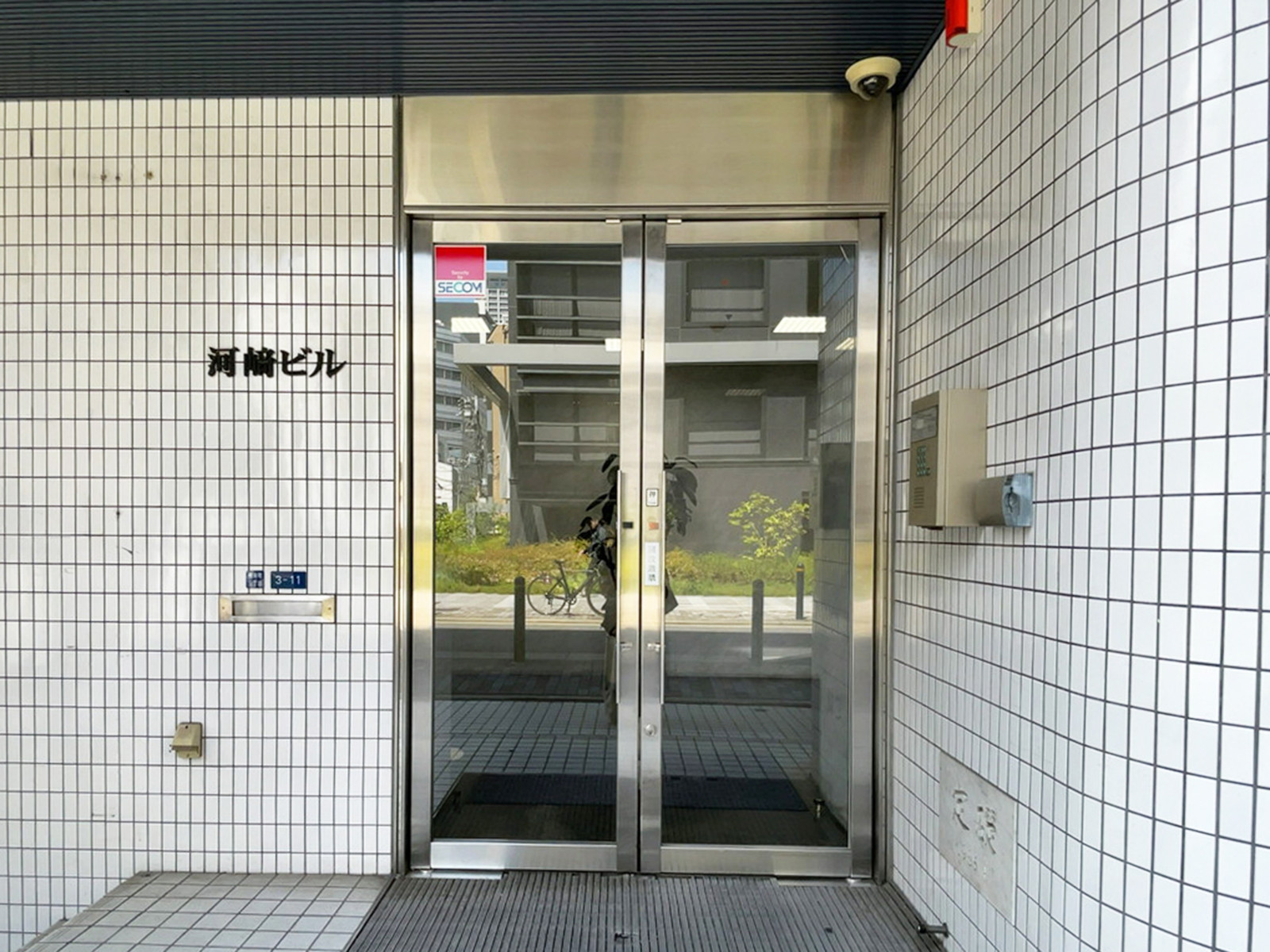 オフィスビル出入口