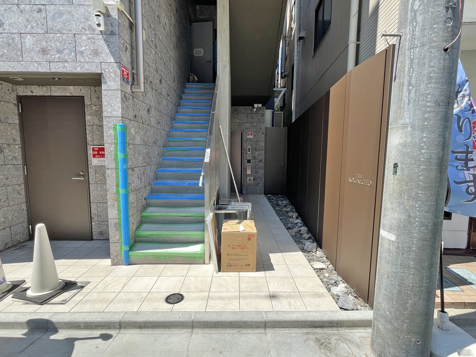 オフィスビル出入口