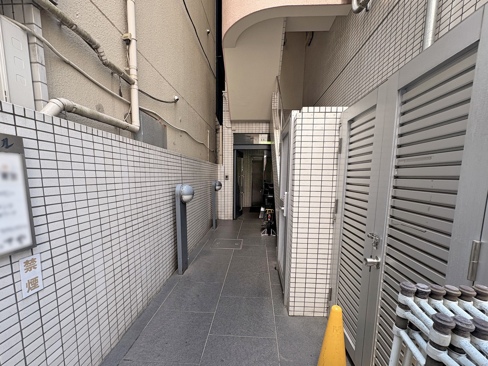 オフィスビル出入口