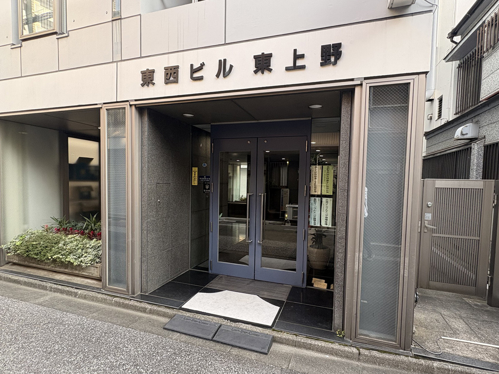 オフィスビル出入口