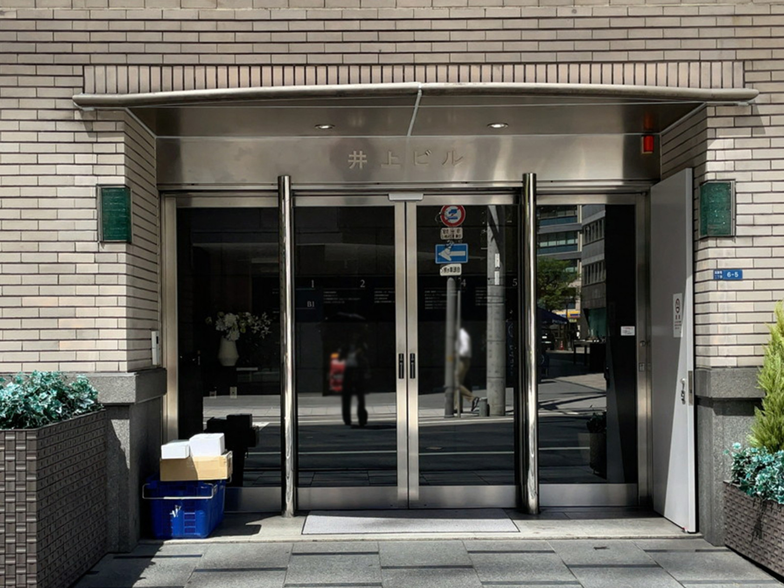 オフィスビル出入口