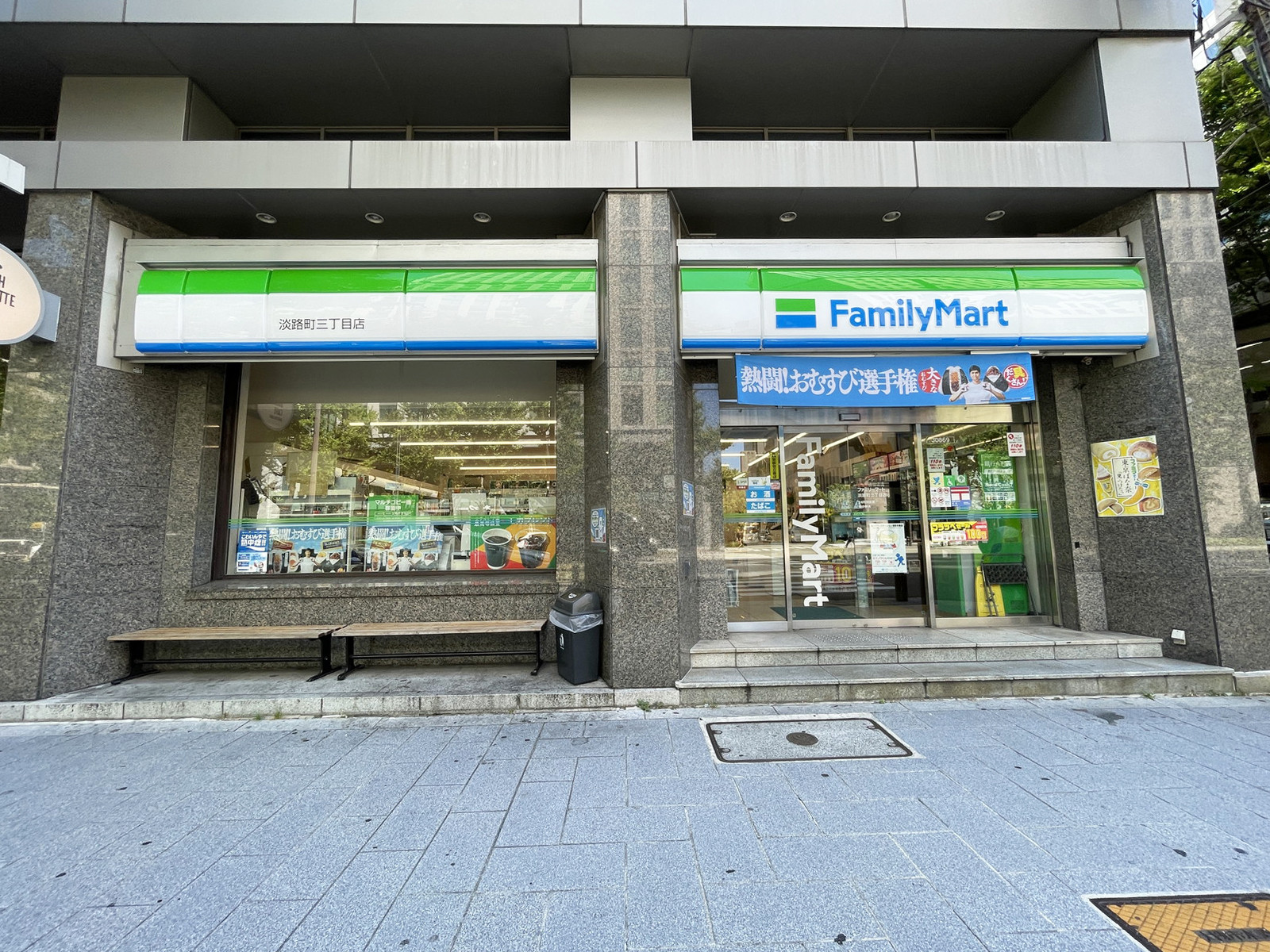 1階のファミリーマート 淡路町三丁目店