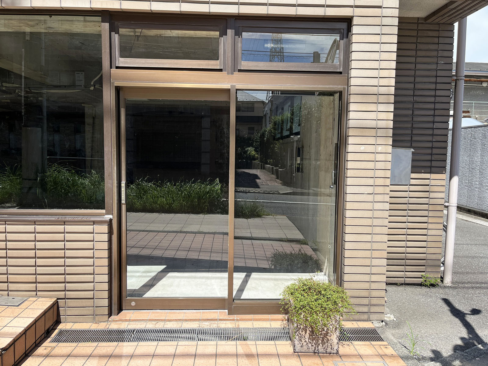 1階のテナント出入口