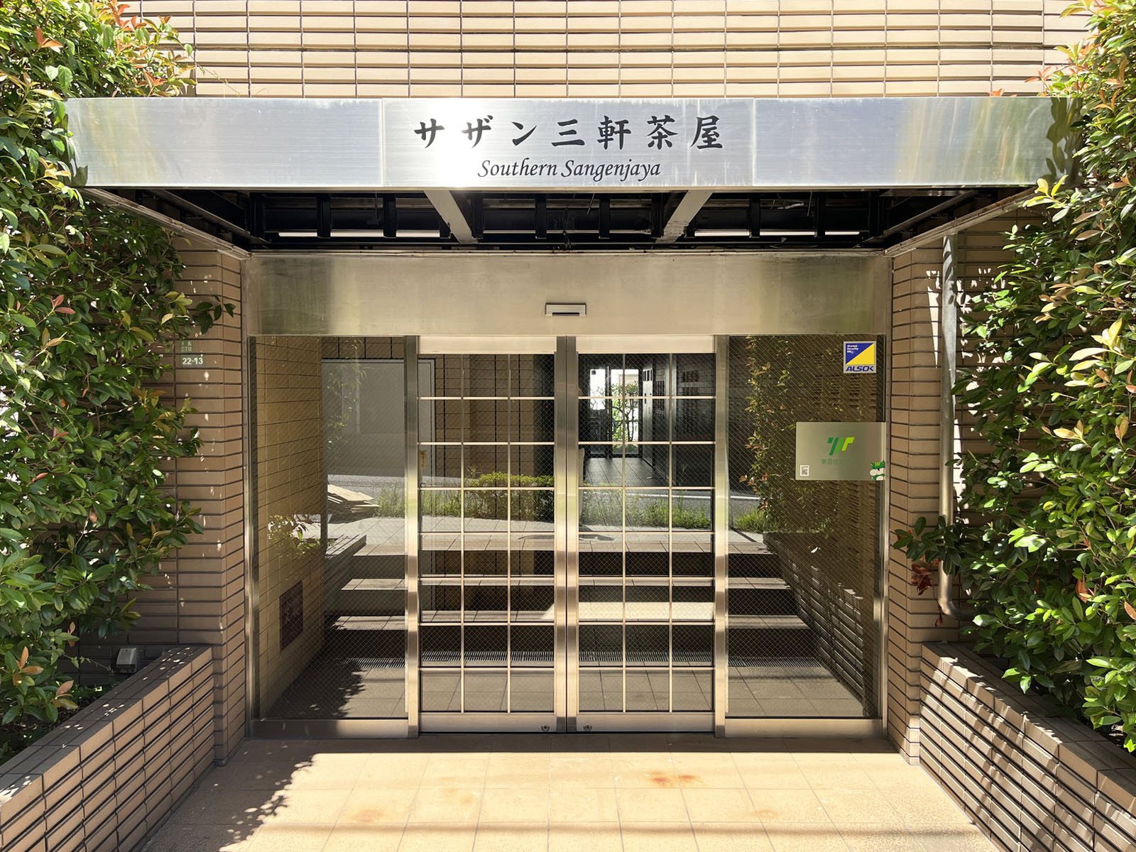 オフィスビル出入口