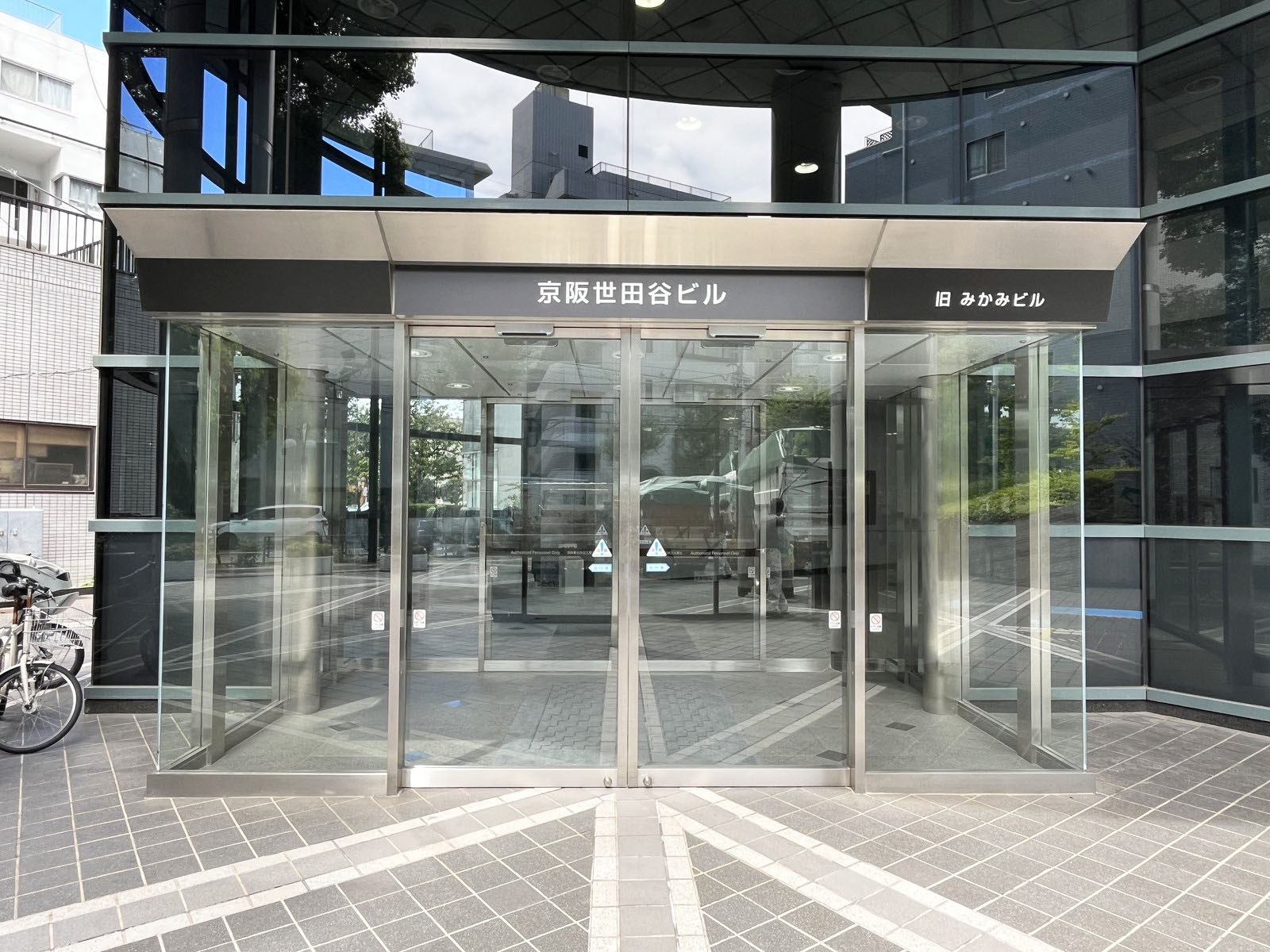 オフィスビル出入口