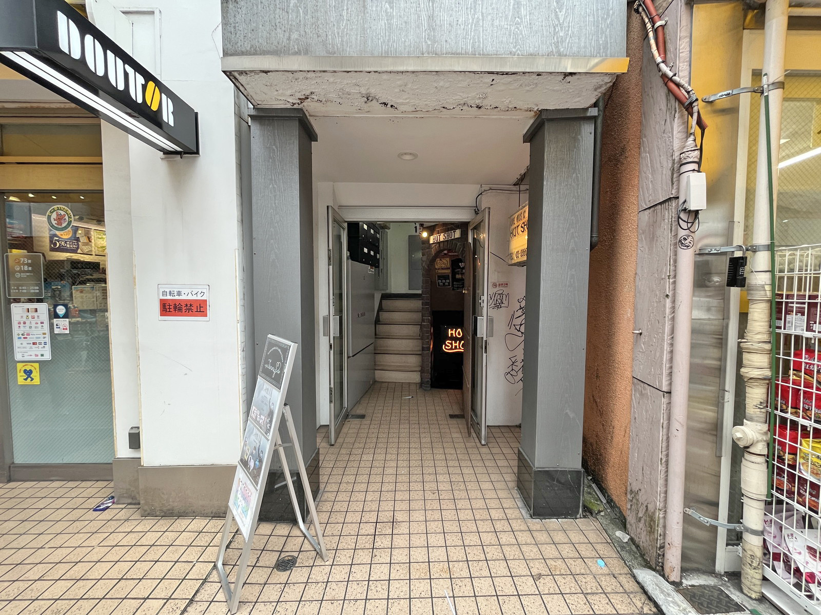 オフィスビル出入口