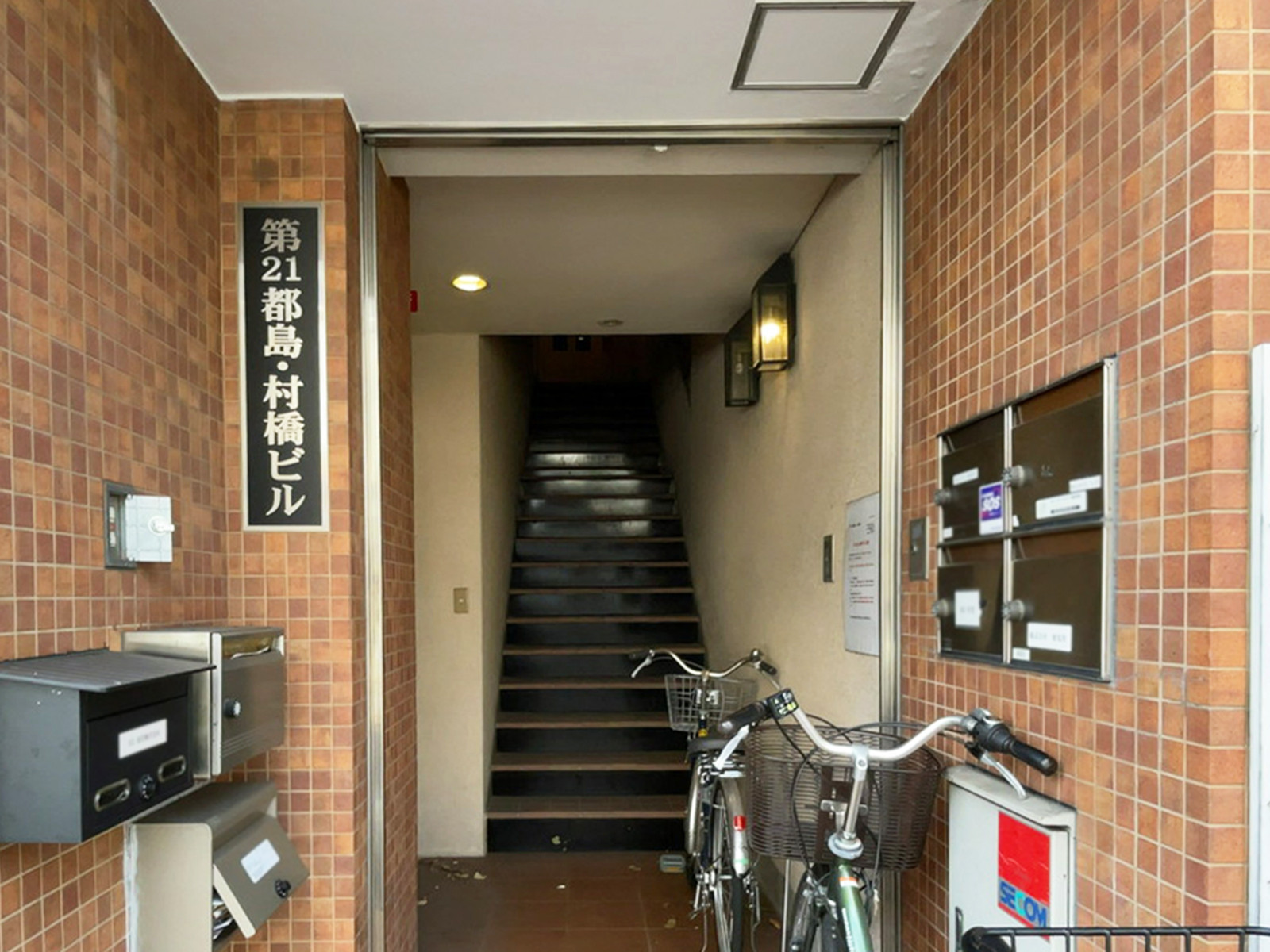 オフィスビル出入口