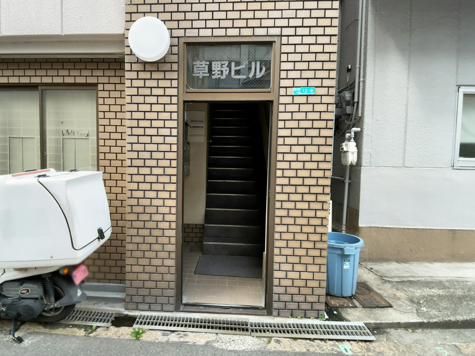 オフィスビル出入口