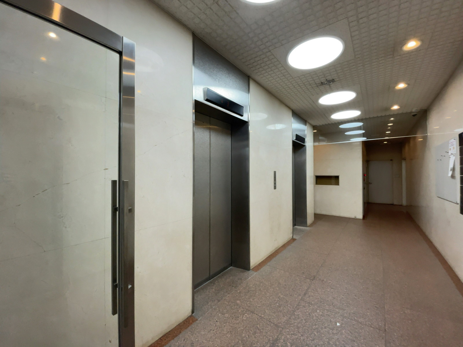 エレベーター(2基)