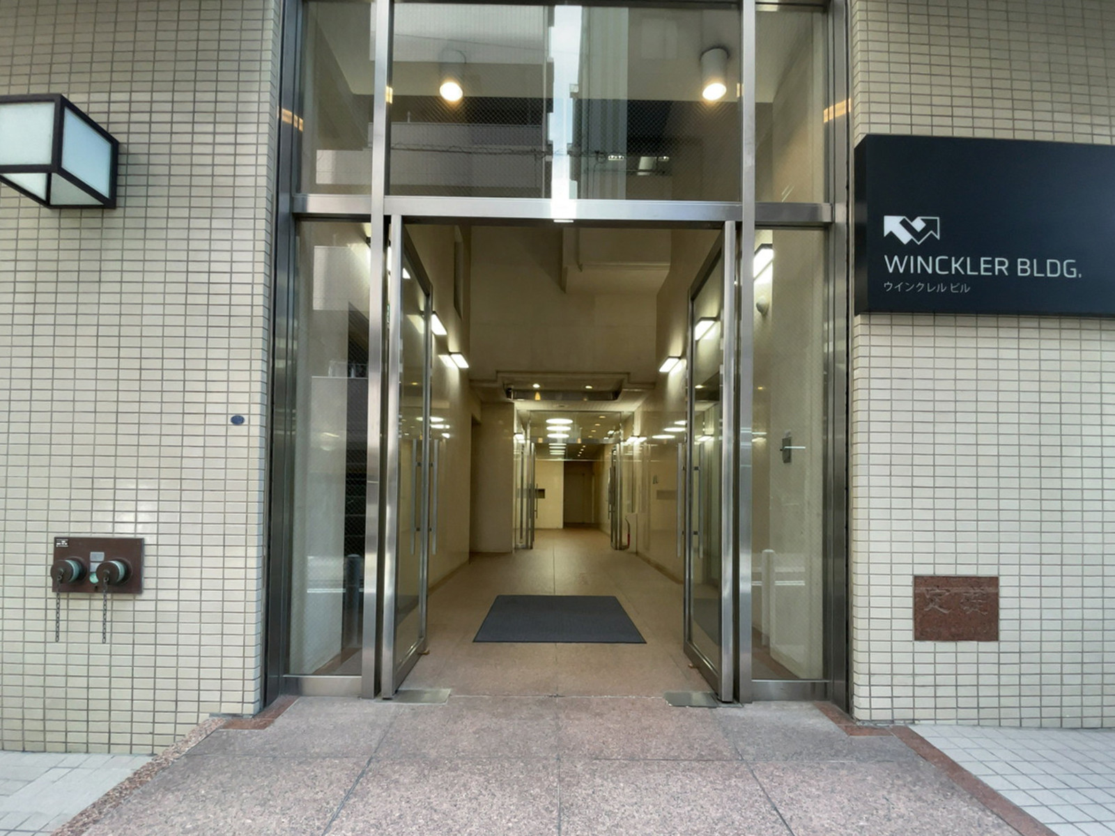 オフィスビル出入口