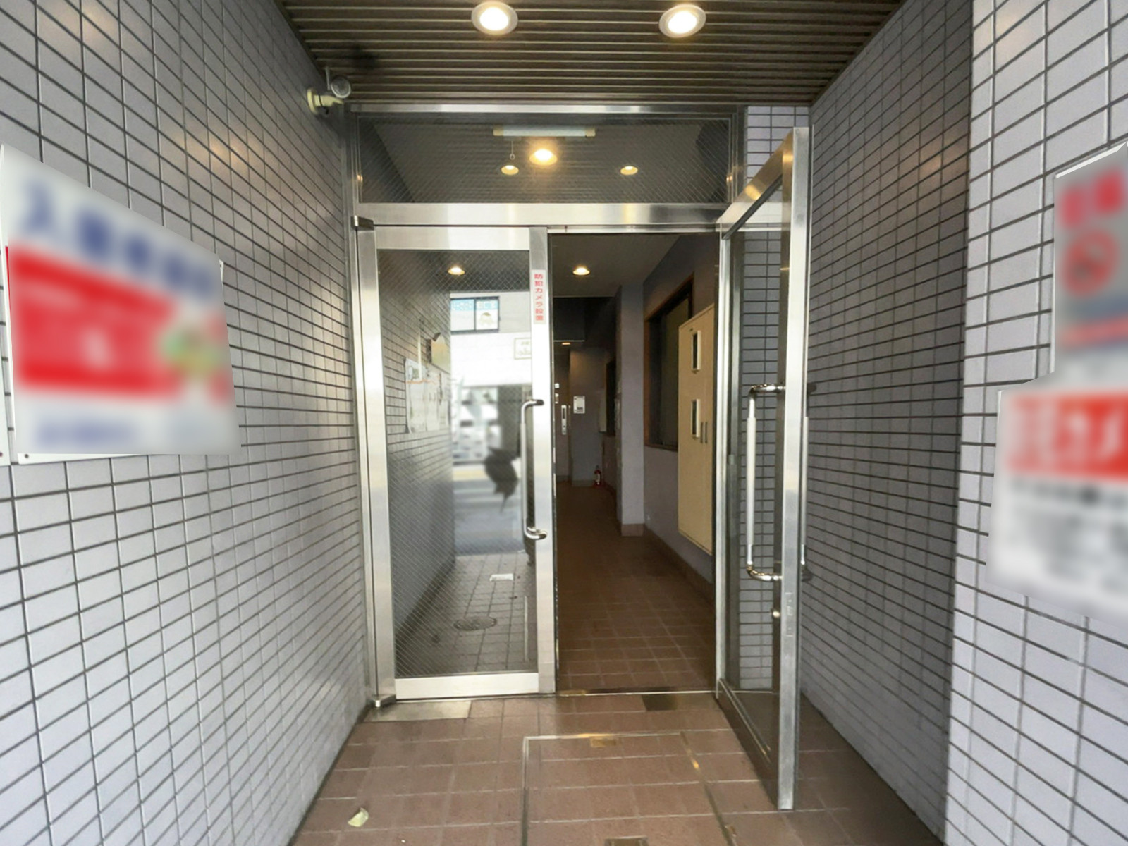 オフィスビル出入口