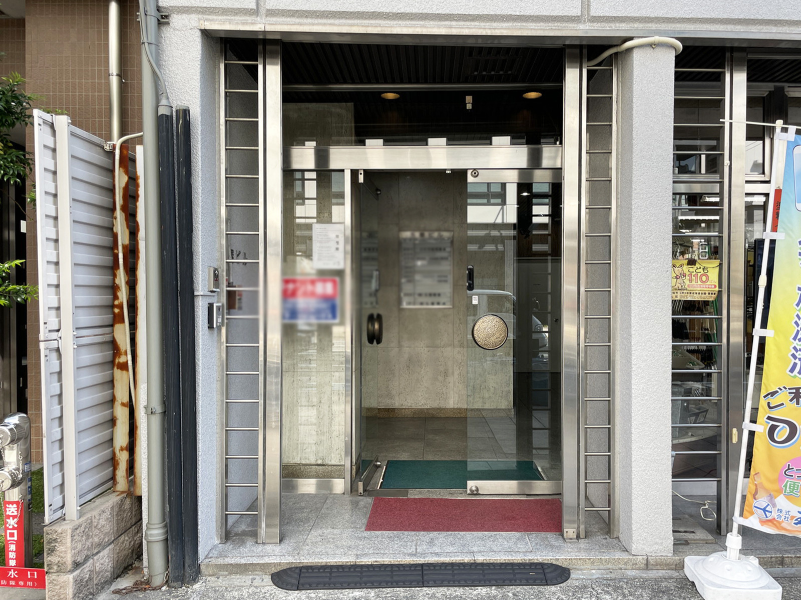 オフィスビル出入口
