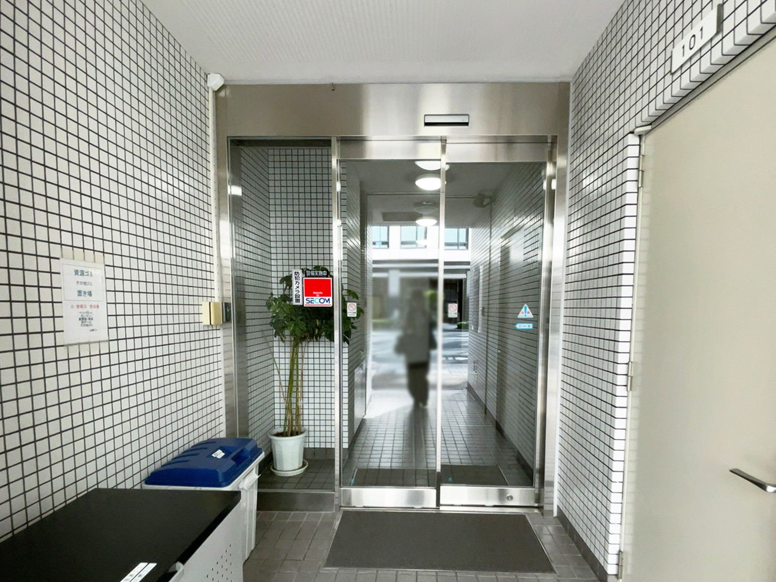 オフィスビル出入口