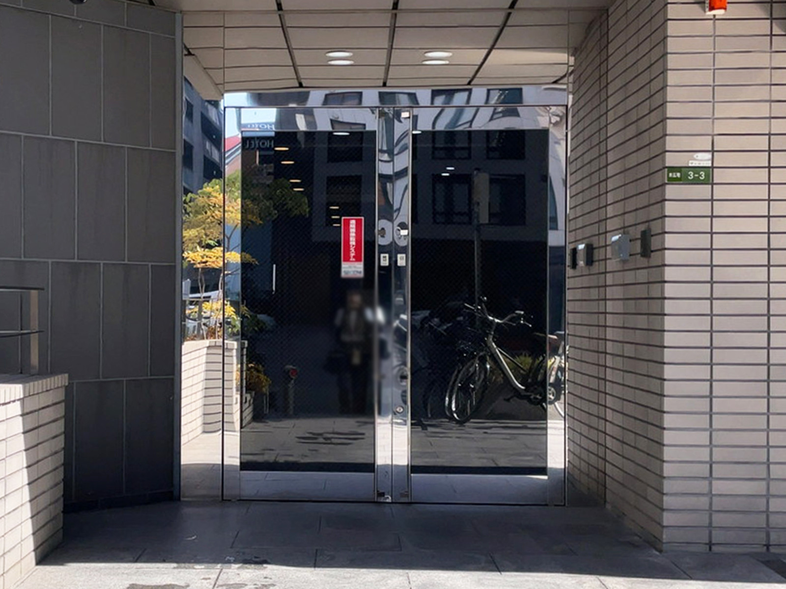 オフィスビル出入口