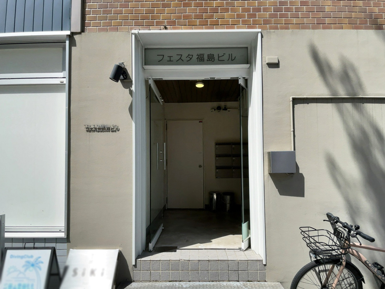 オフィスビル出入口