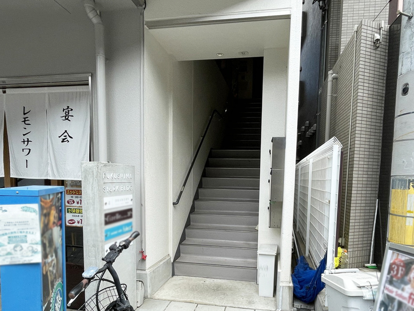 オフィスビル出入口