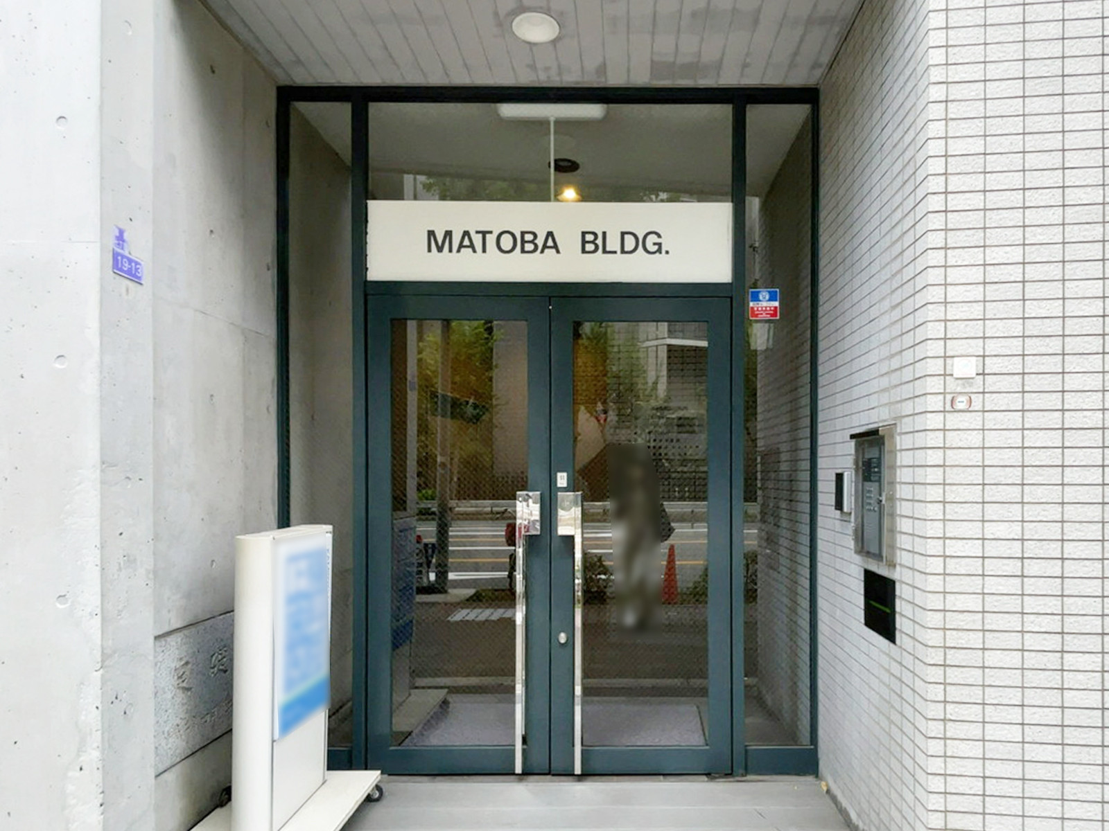 オフィスビル出入口