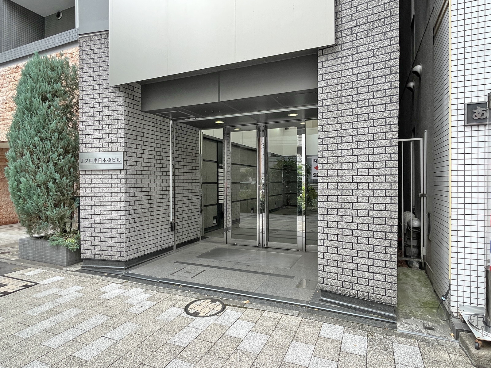 オフィスビル出入口