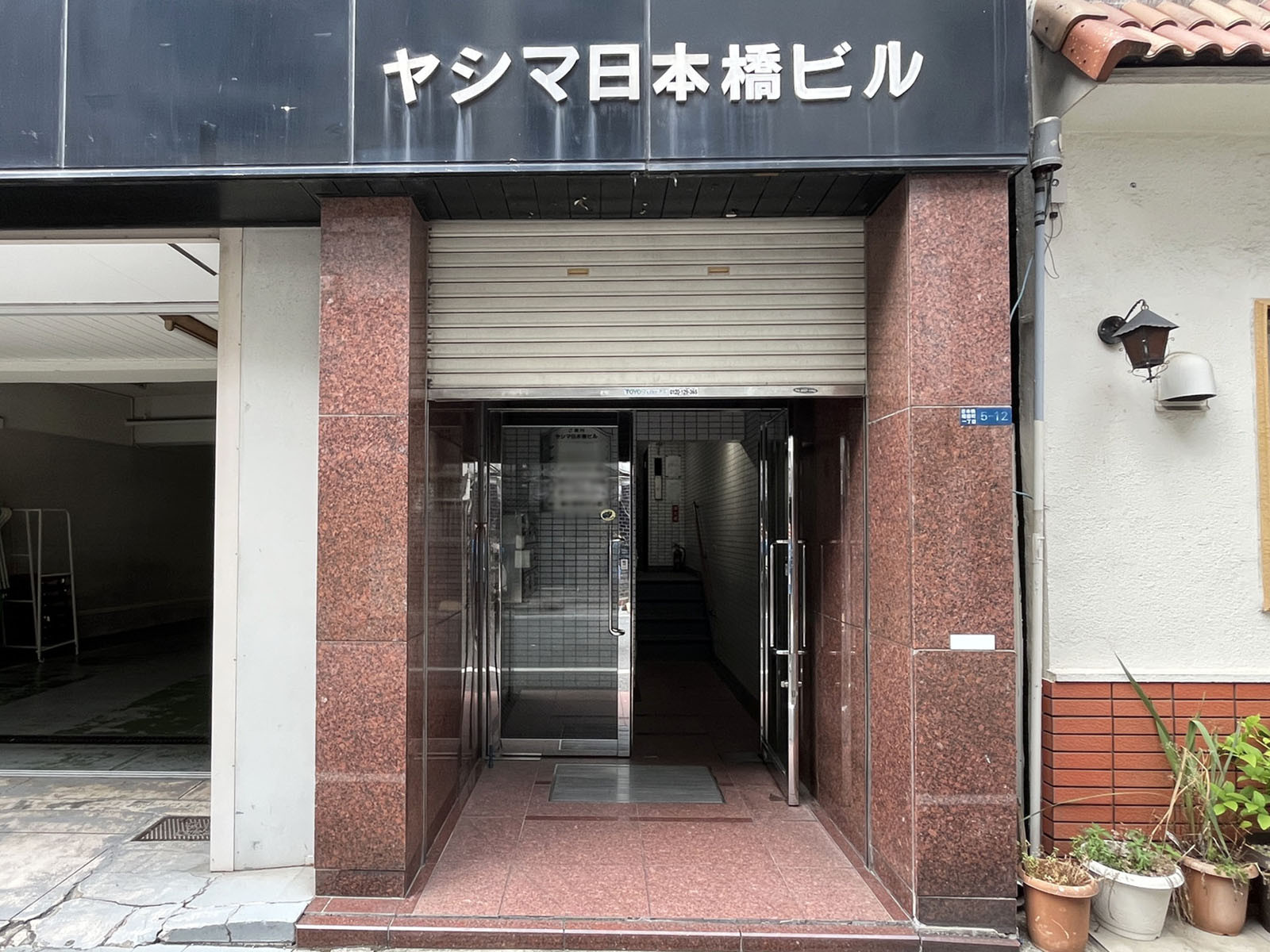 オフィスビル出入口