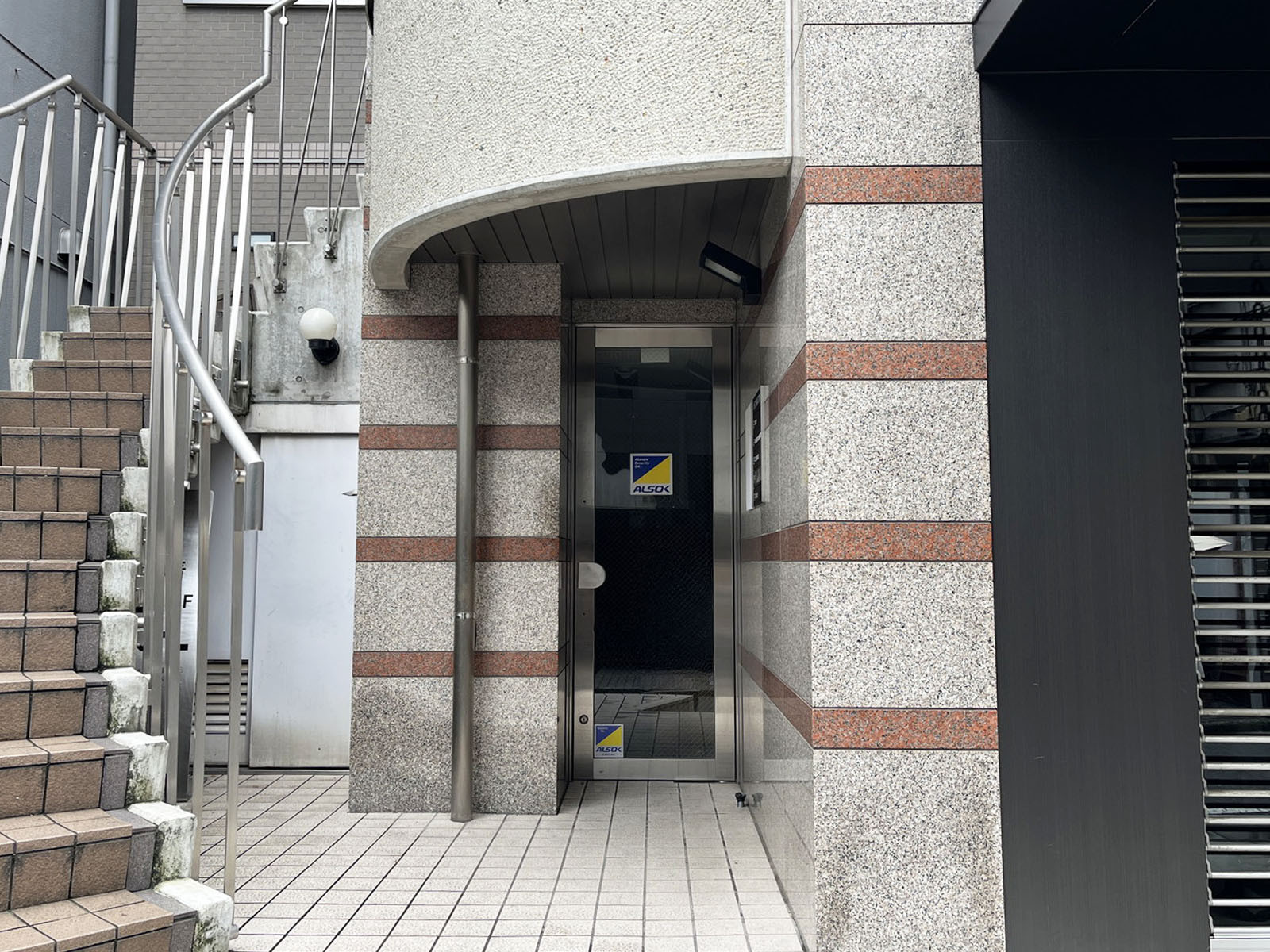 オフィスビル出入口