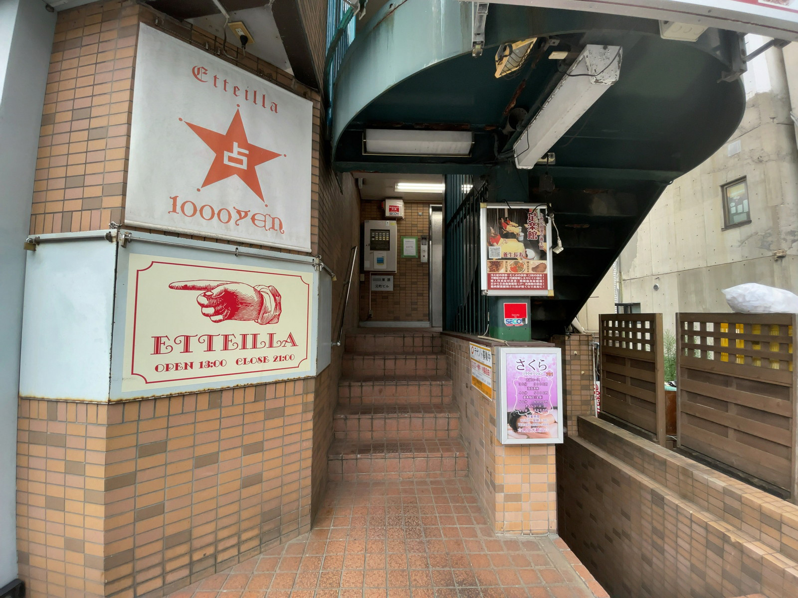 オフィスビル出入口