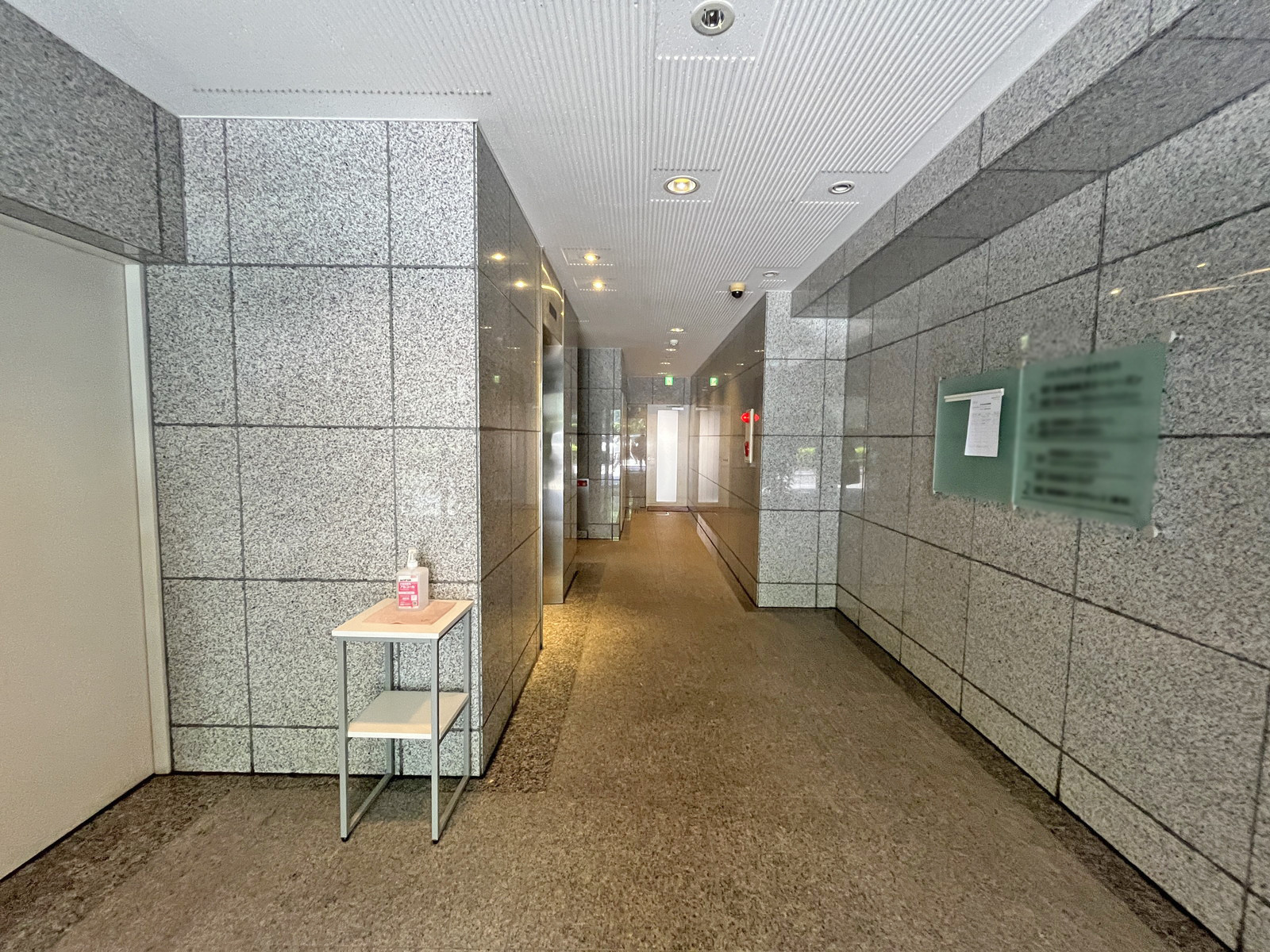 オフィスビル出入口