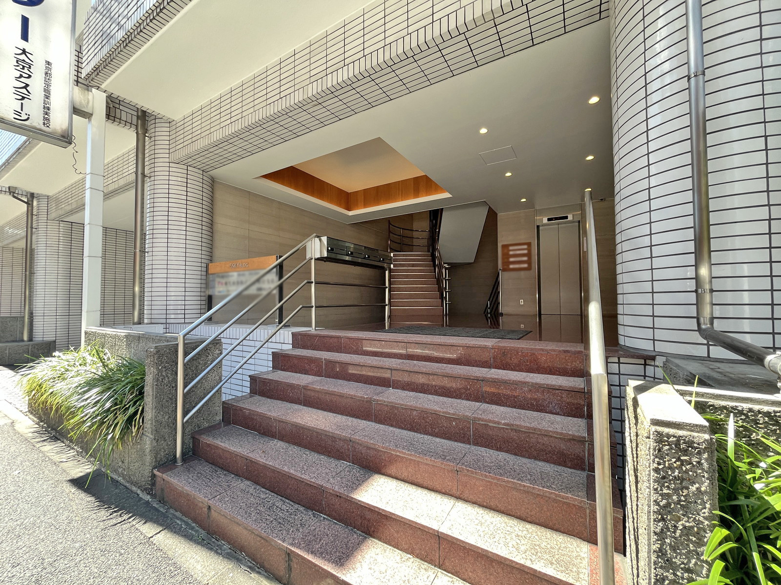 オフィスビル出入口