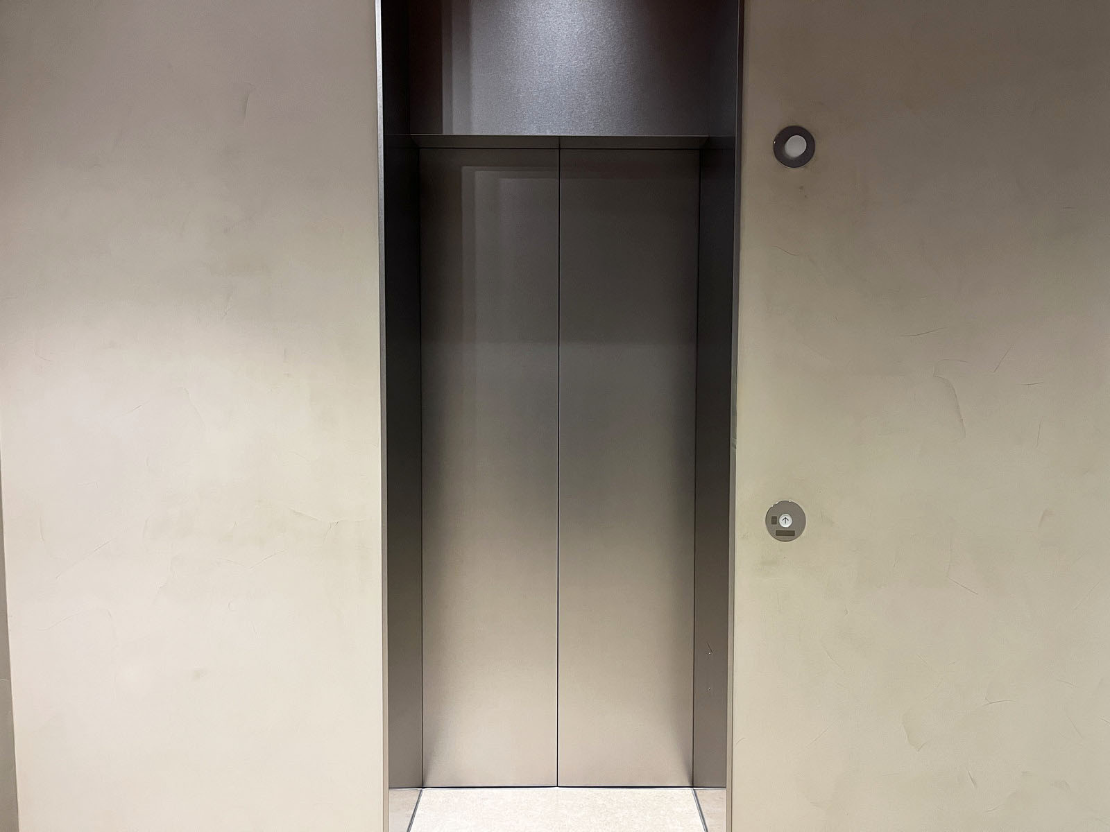 エレベーター(2基)