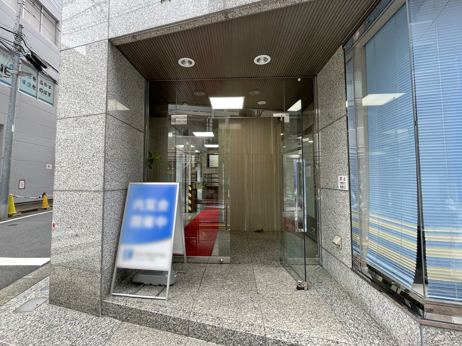 オフィスビル出入口