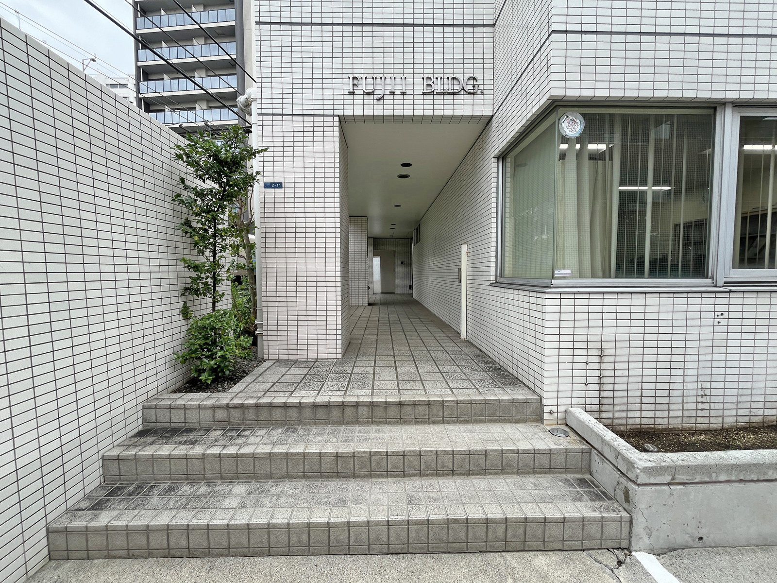 オフィスビル出入口