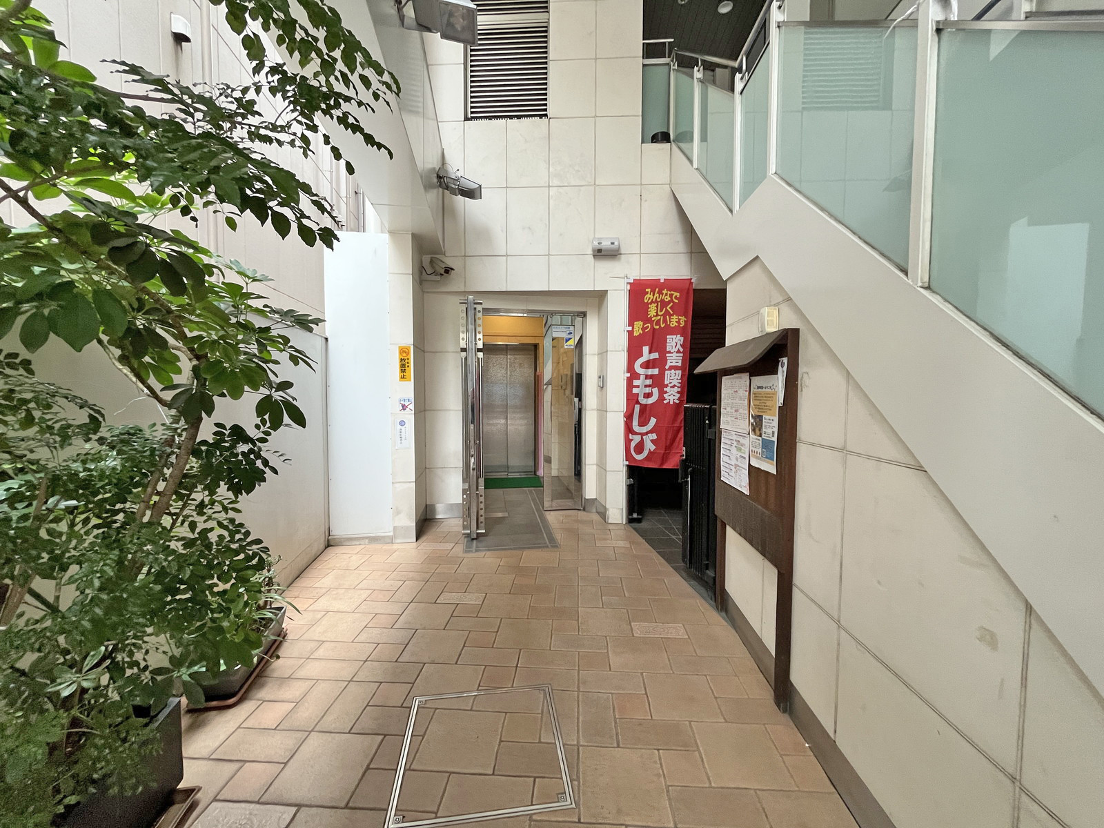 オフィスビル出入口