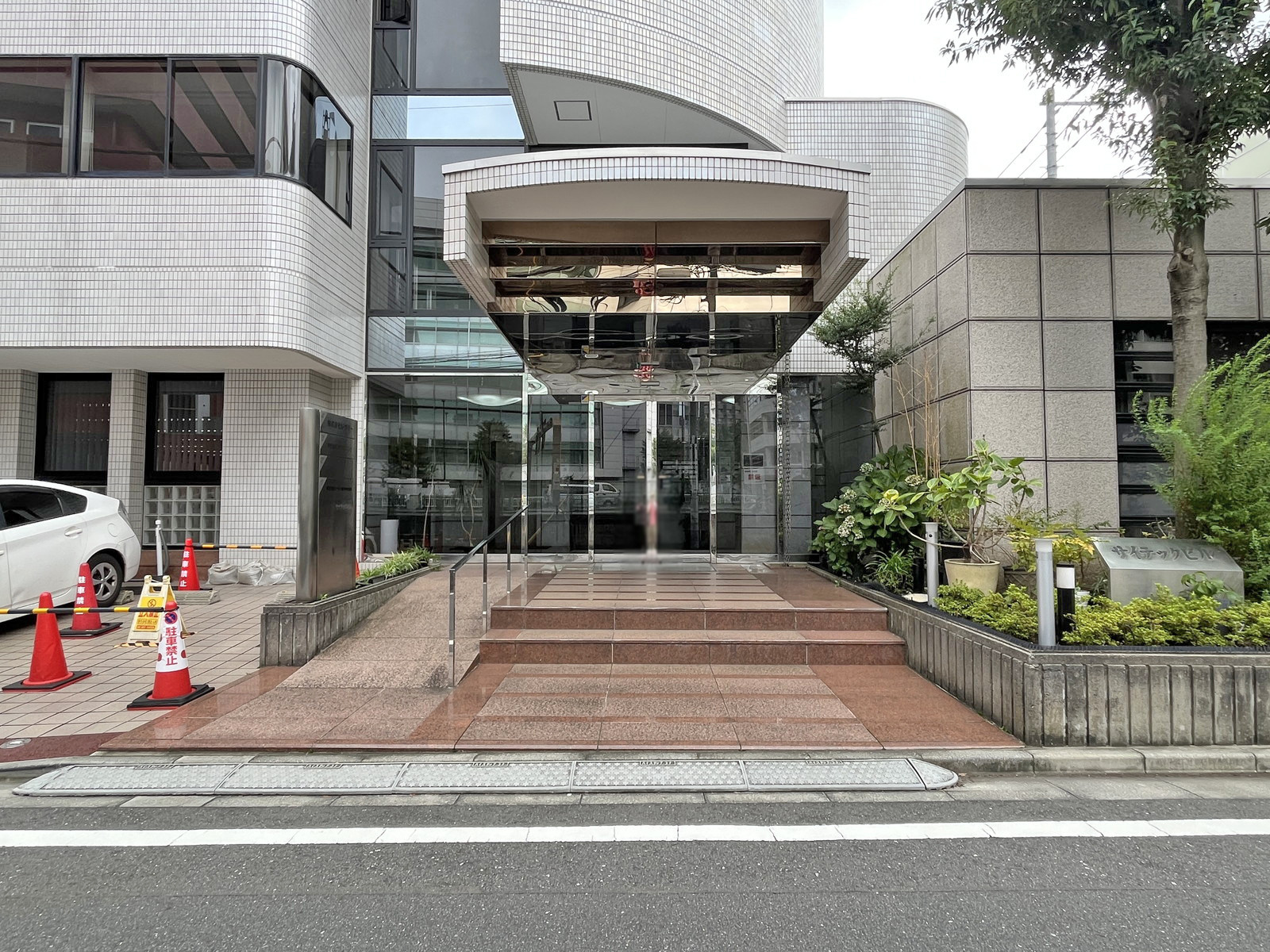 オフィスビル出入口