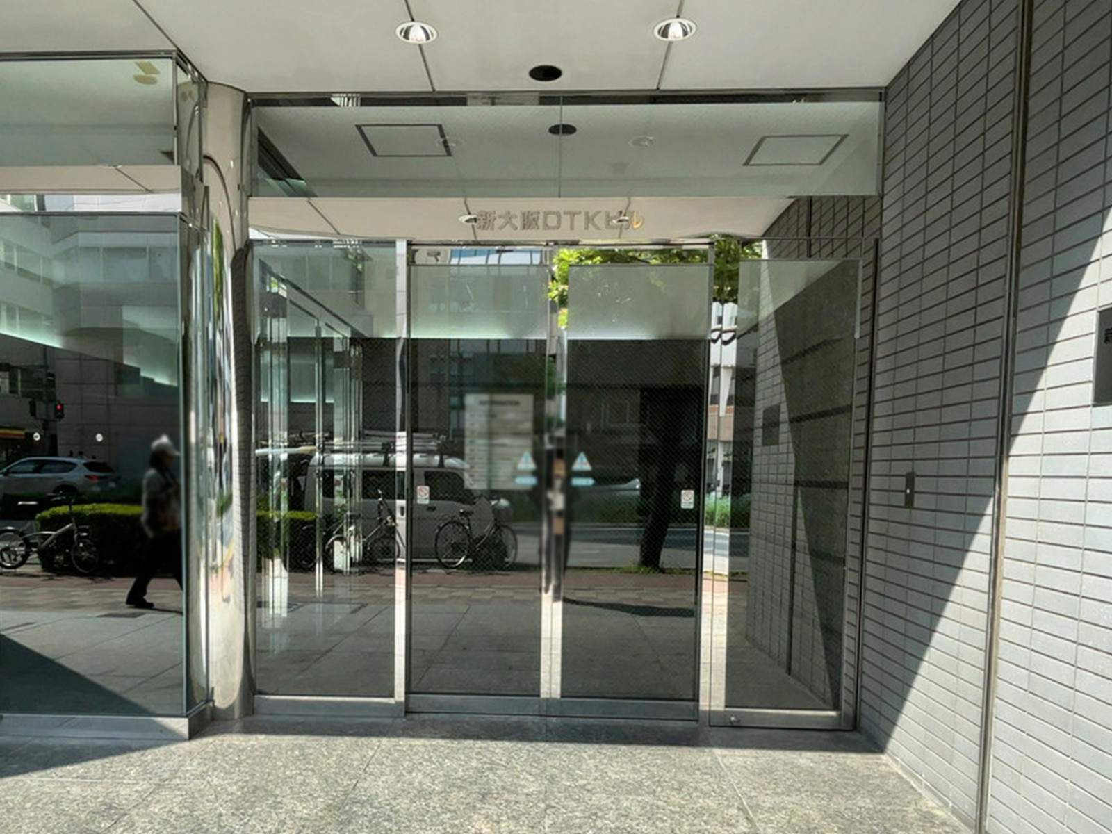オフィスビル出入口