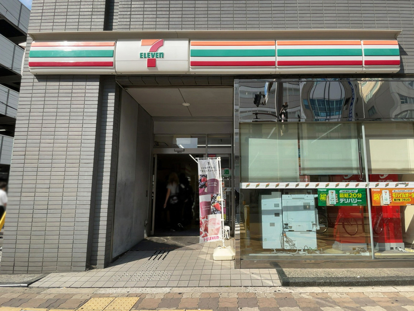 1階のセブン-イレブン 大阪西中島5丁目南店