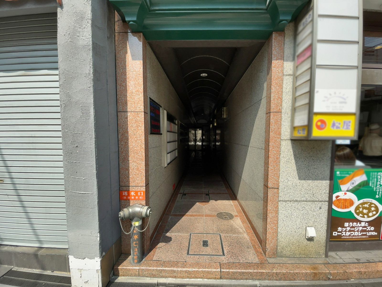 オフィスビル出入口