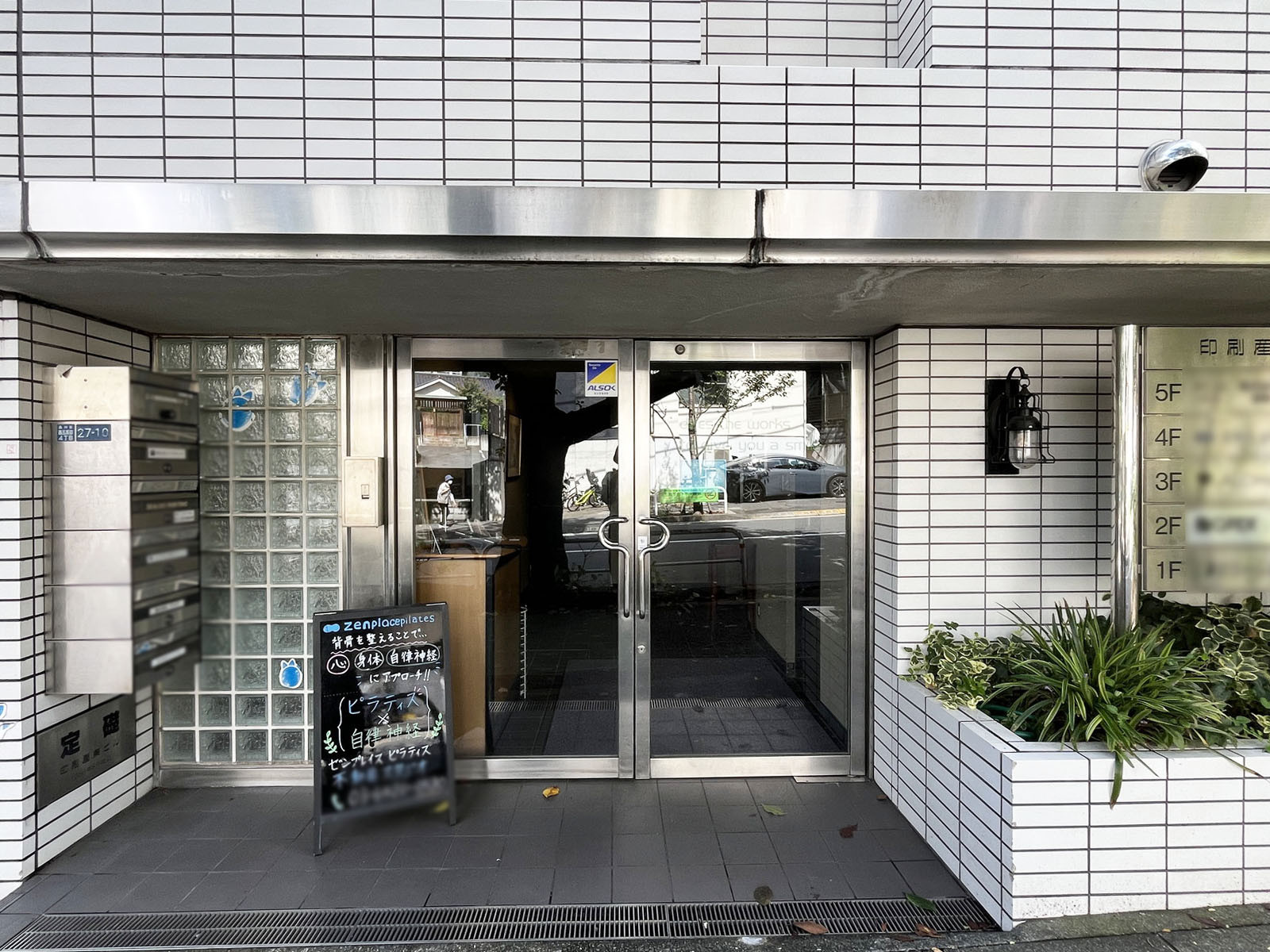 オフィスビル出入口