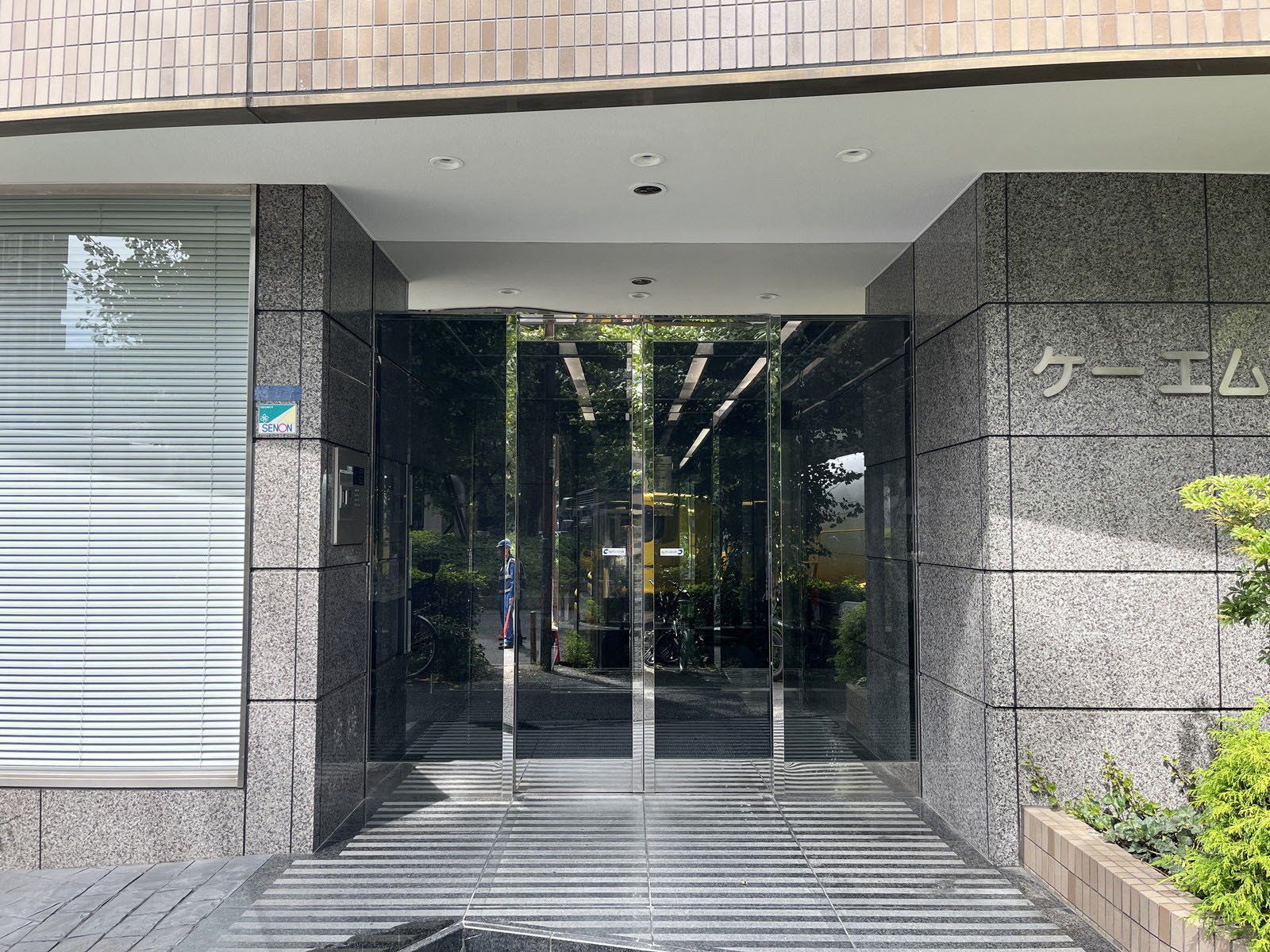 オフィスビル出入口