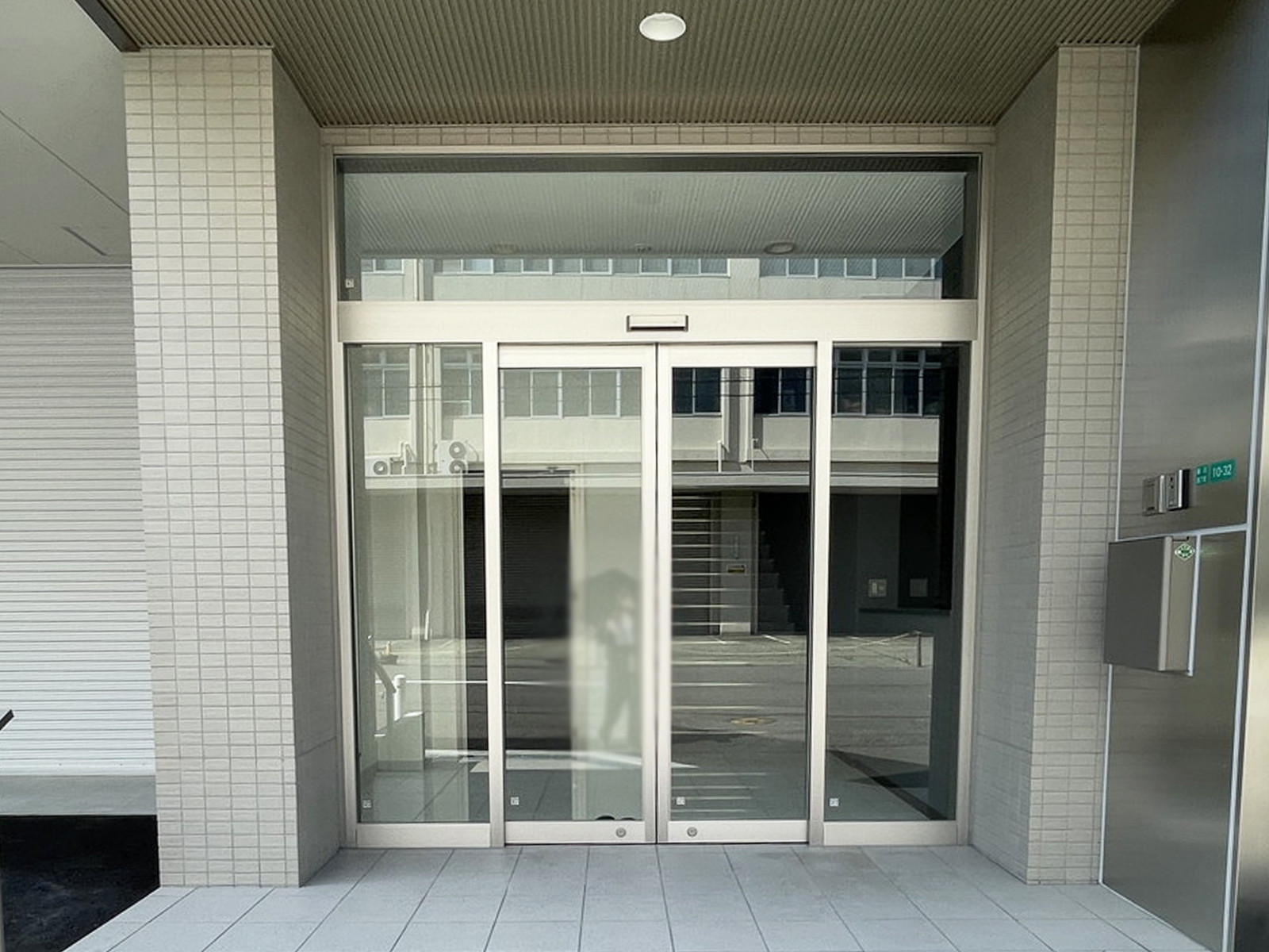 オフィスビル出入口