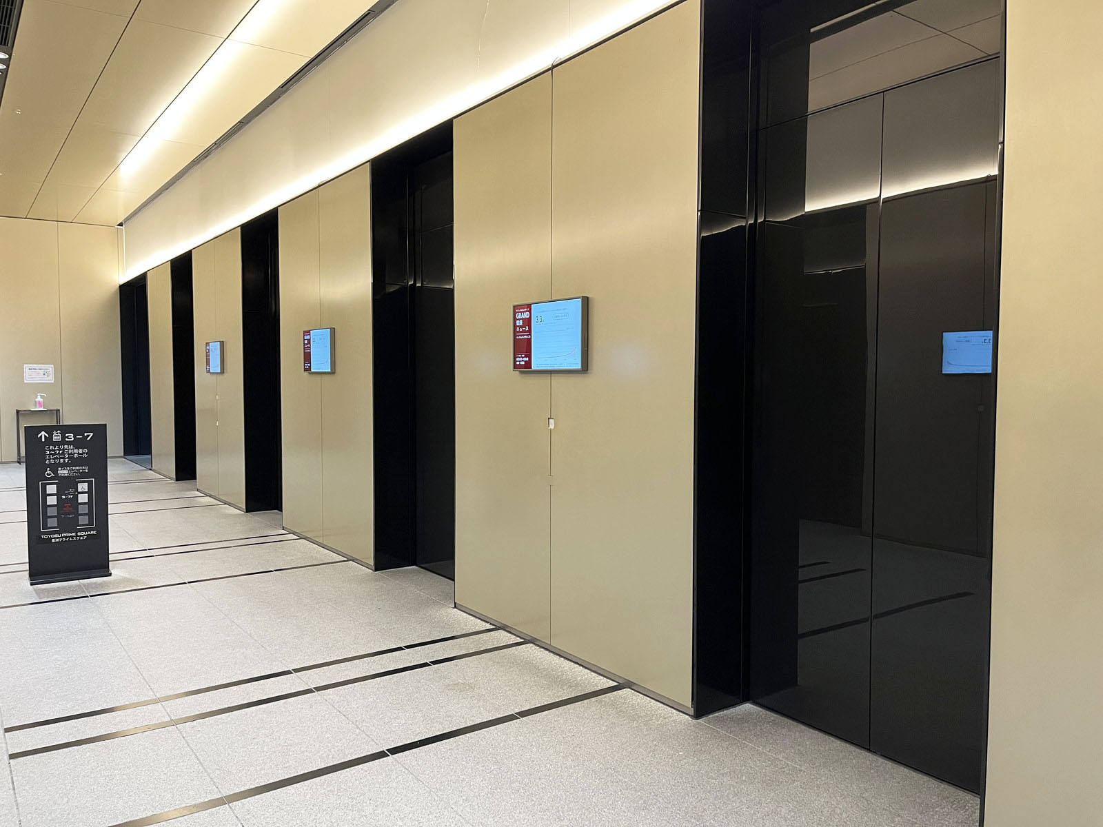 エレベーター(乗用8基、非常用2基)