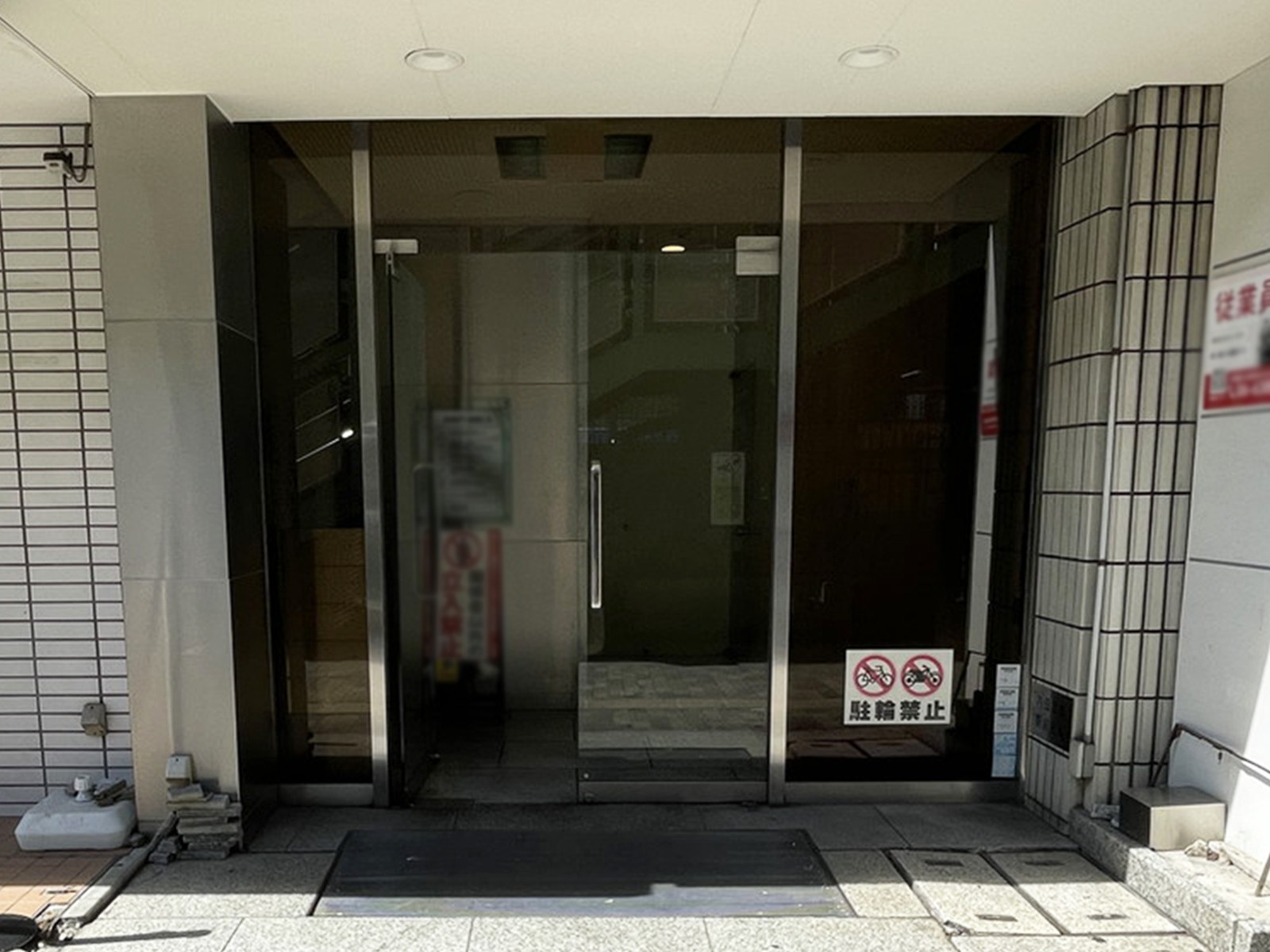 オフィスビル出入口
