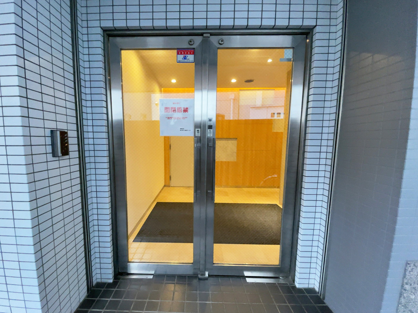 オフィスビル出入口