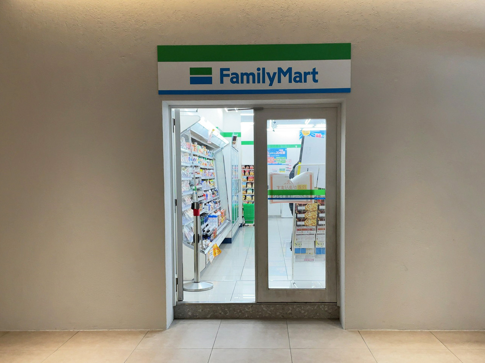 1階のファミリーマート 江坂駅北店