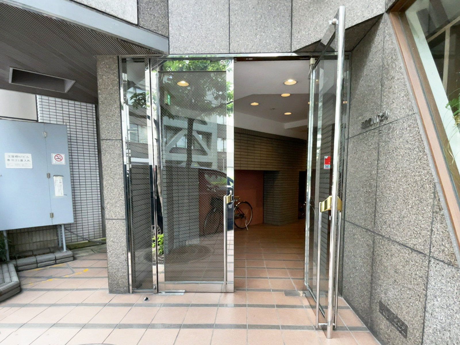オフィスビル出入口