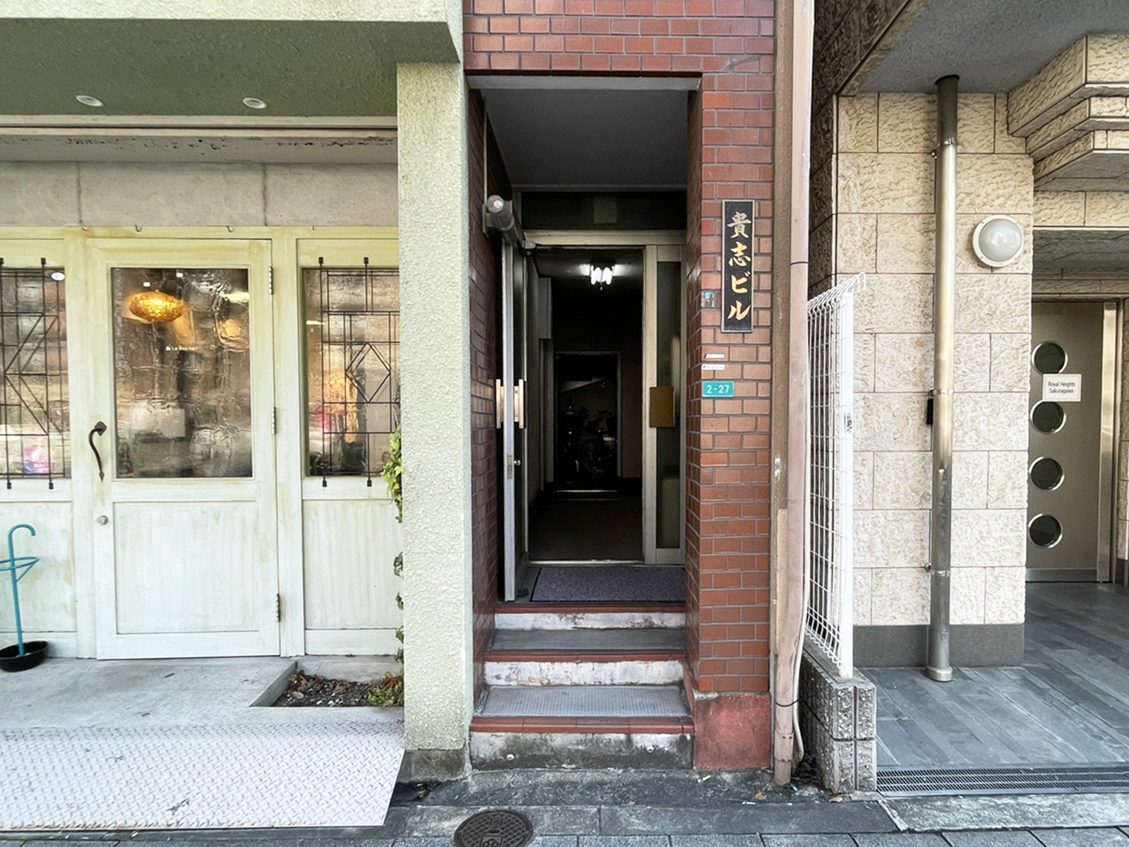 オフィスビル出入口