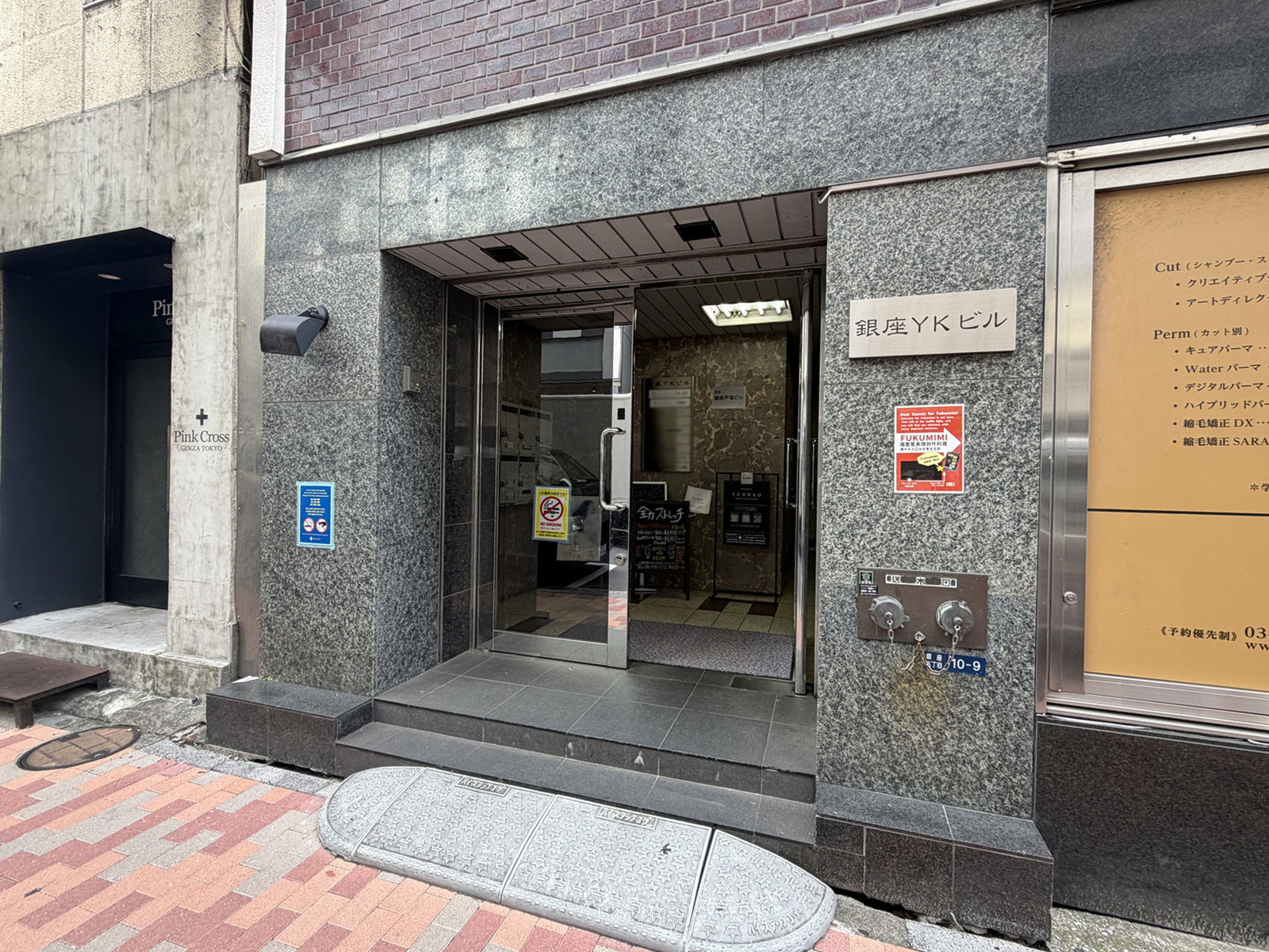オフィスビル出入口