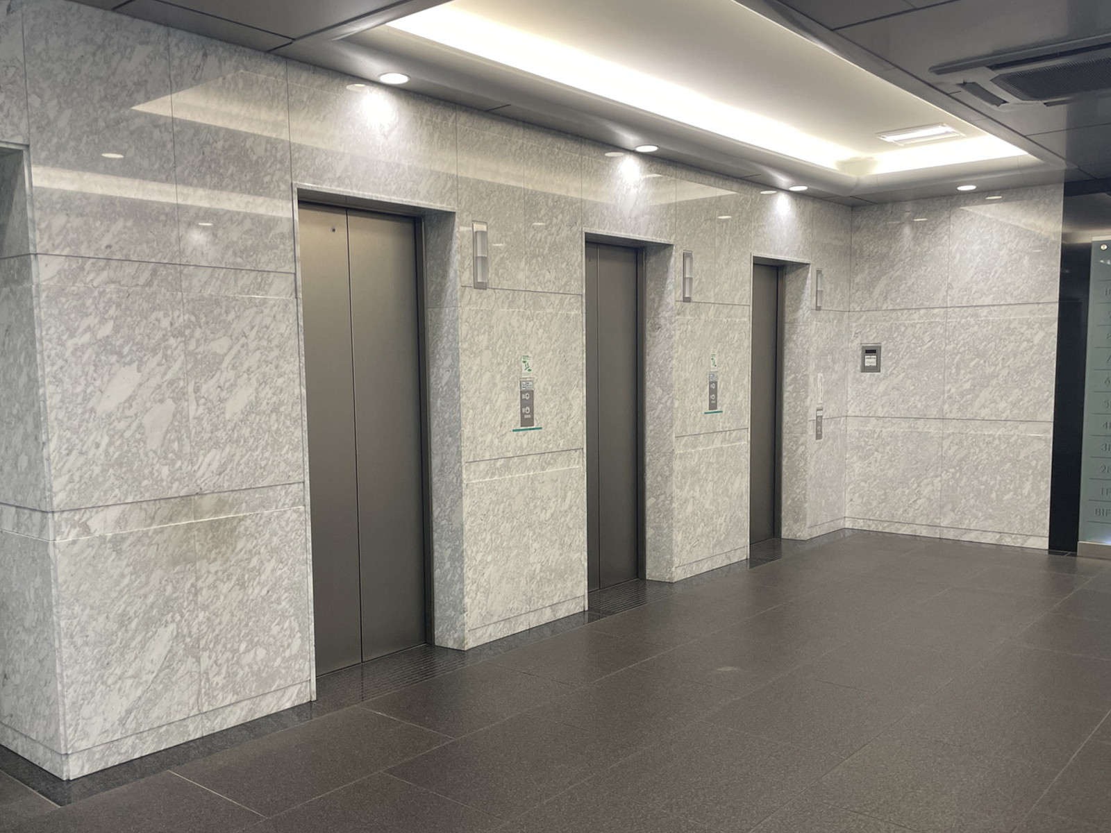 エレベーター(3基)