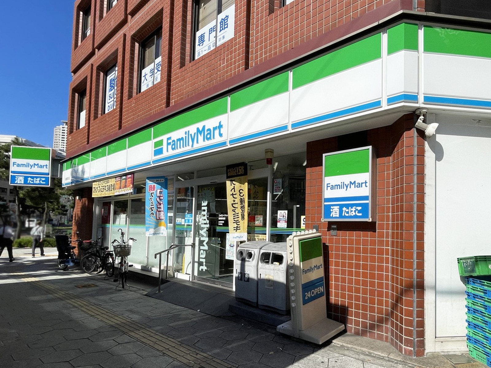1階のファミリーマート 鶴橋駅前店