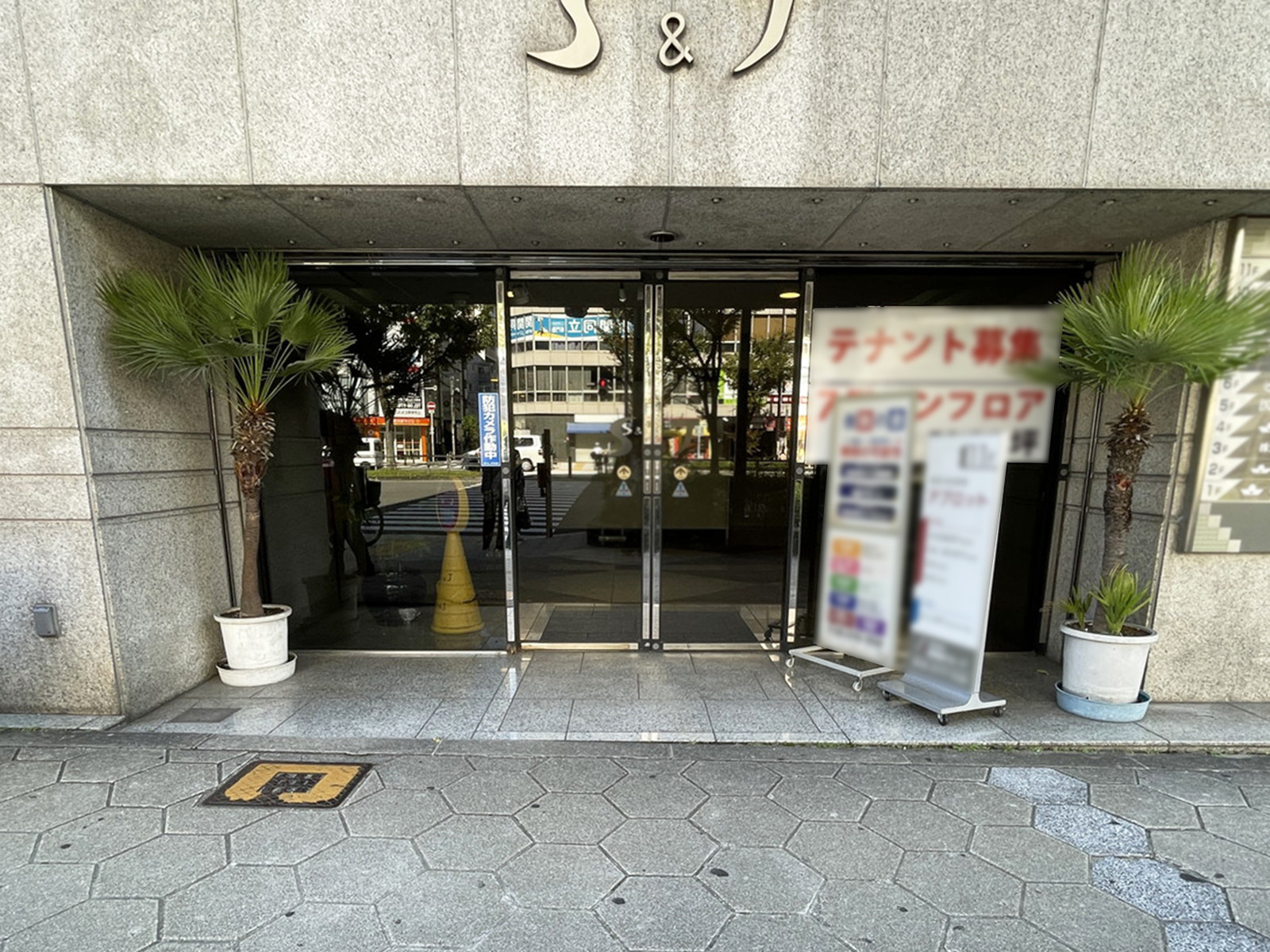 オフィスビル出入口