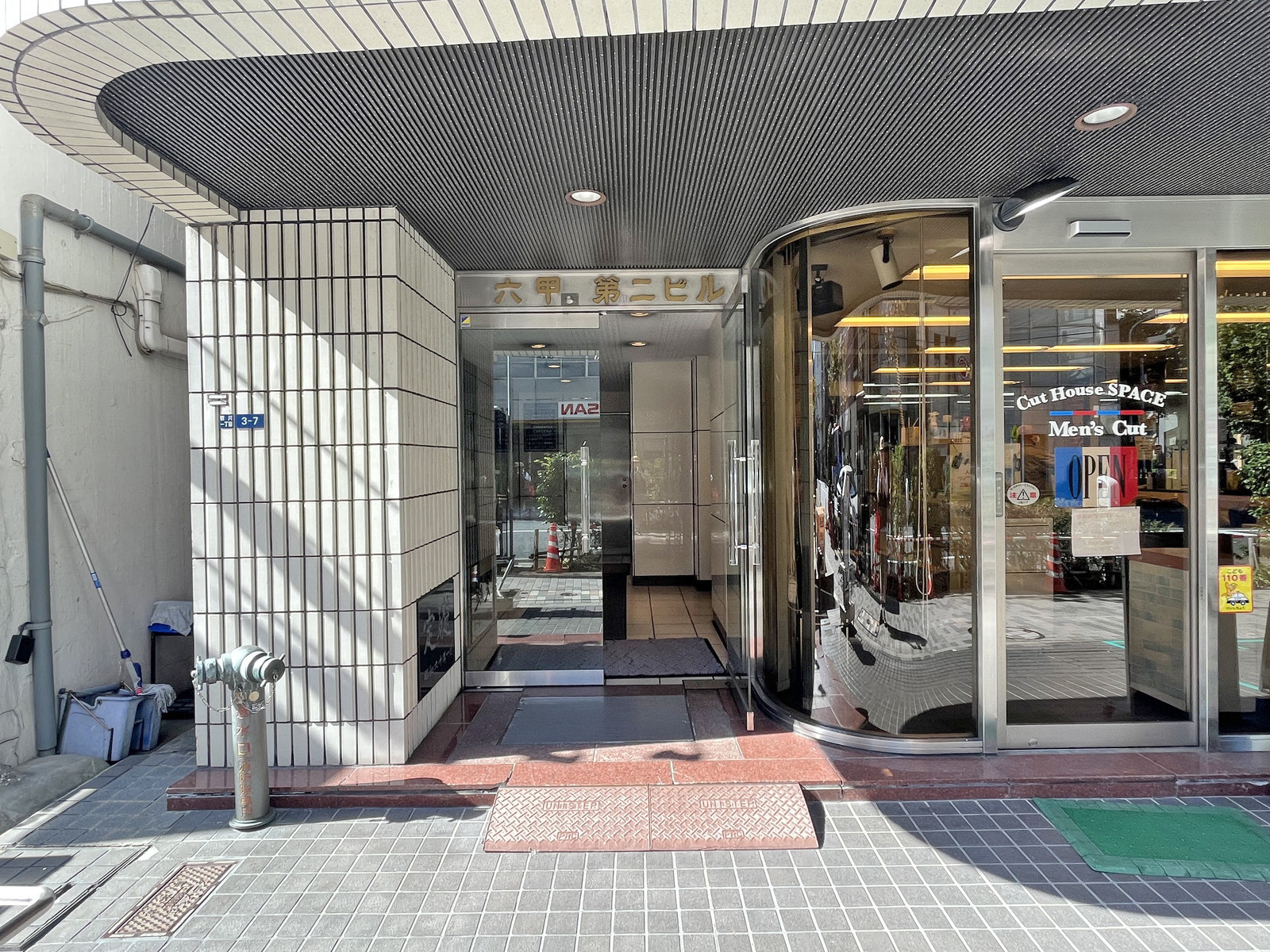 オフィスビル出入口